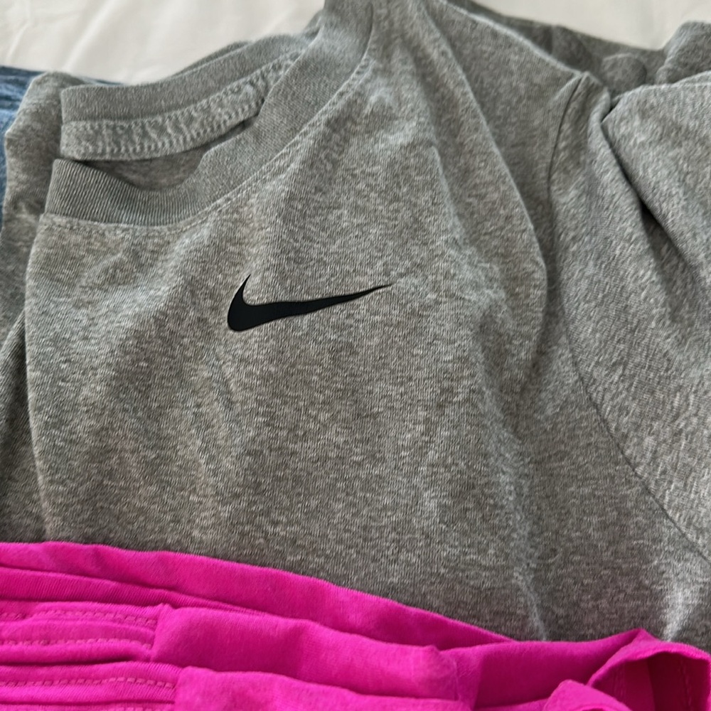 EUC bundle of 5 Nike Women’s Dri fit tees - Picture 6 of 6